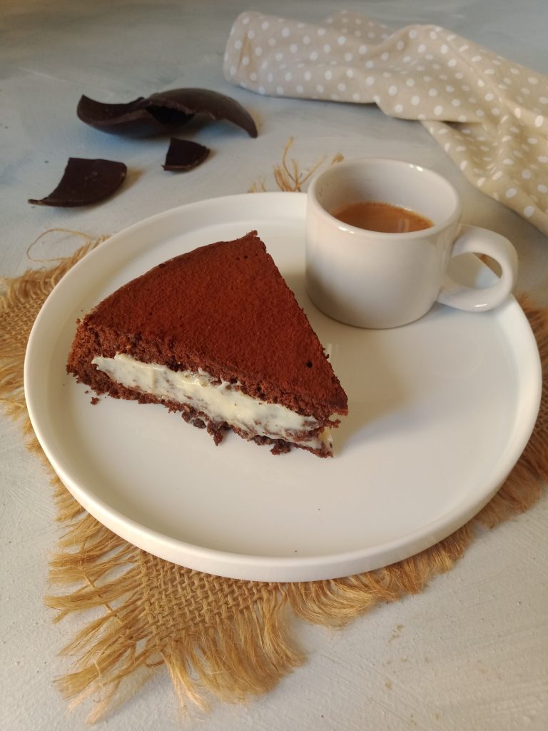 gâteau au cacao avec cœur de chocolat blanc