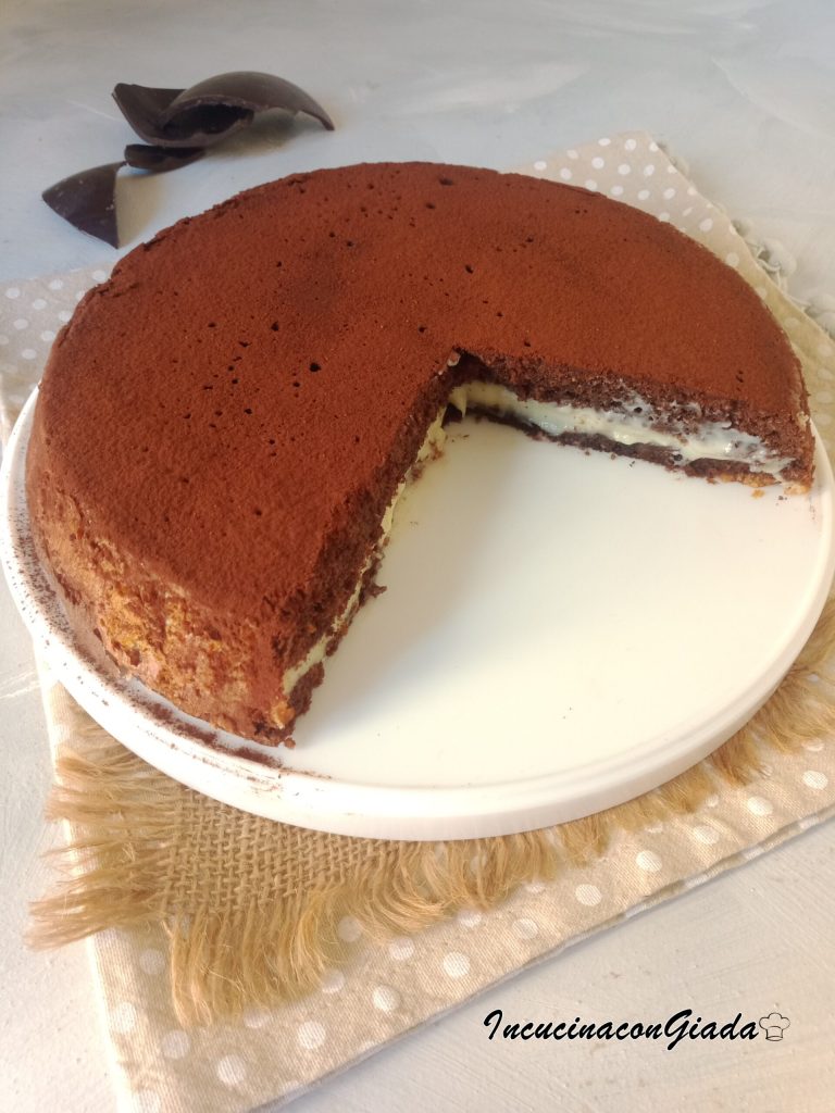 gâteau au cacao avec cœur de chocolat blanc