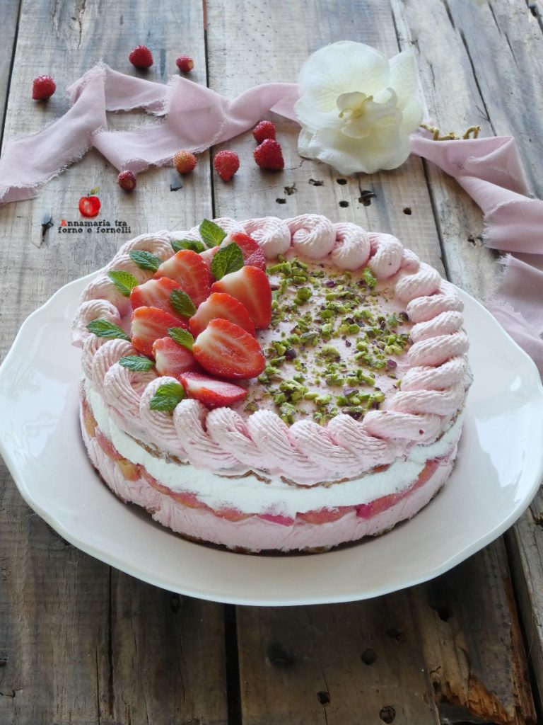 gâteau glacé aux fraises entier