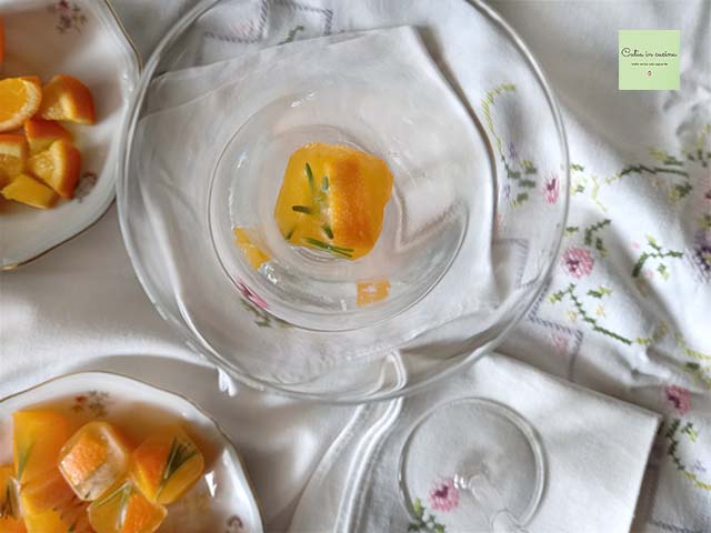 glaçons au jus d'orange et romarin cube dans le verre