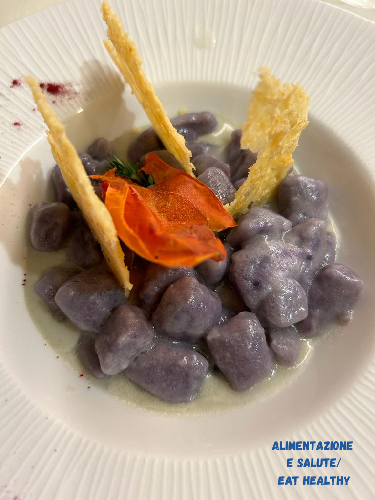 Gnocchi de pommes de terre violettes avec crème de parmesan