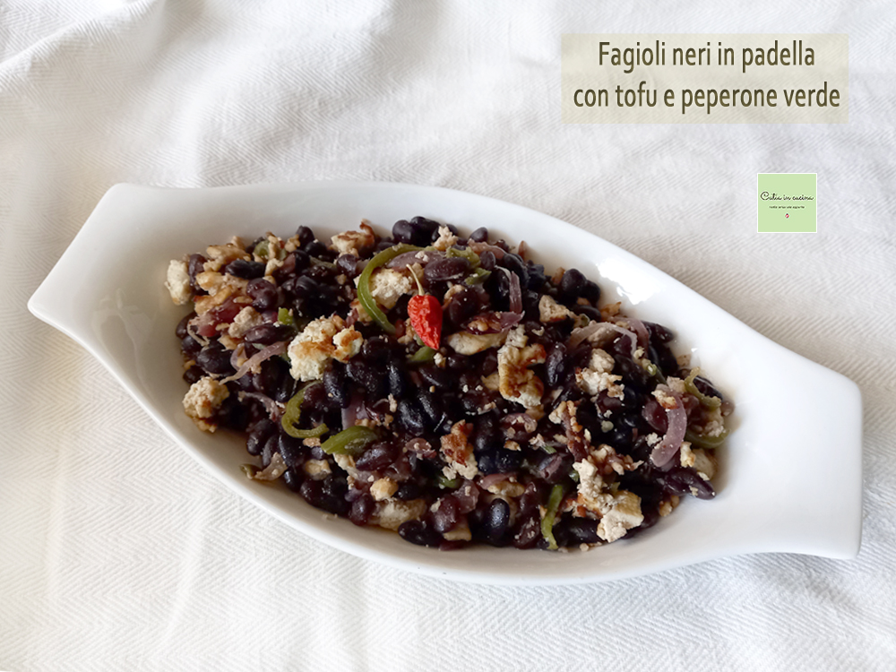 Haricots noirs épicés avec tofu et poivron vert
