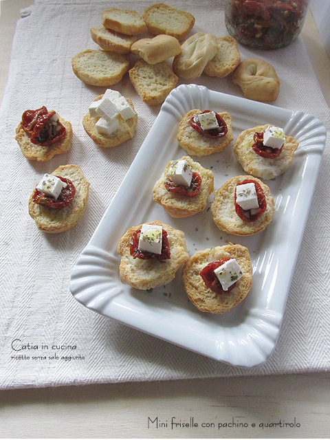 mini friselle avec tomates séchées et quartirolo