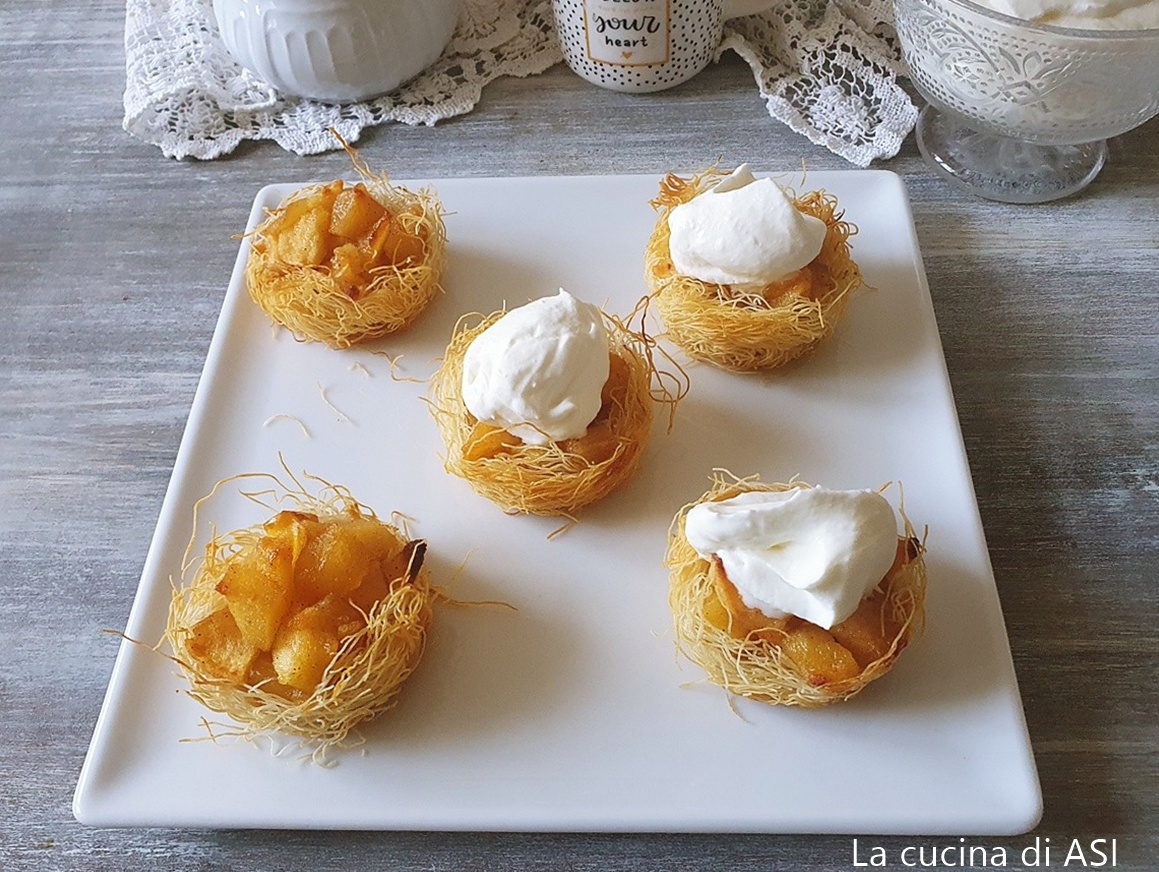 Nids de kataifi avec pommes caramélisées et crème