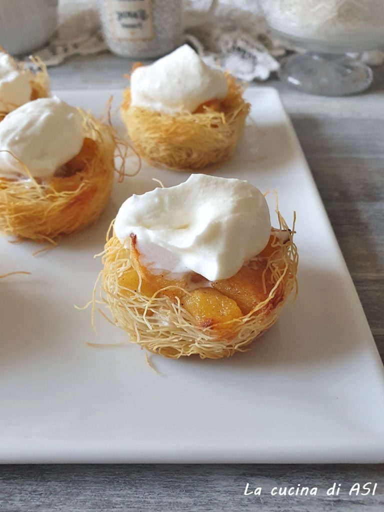 nids kataifi avec pommes caramélisées et crème fouettée