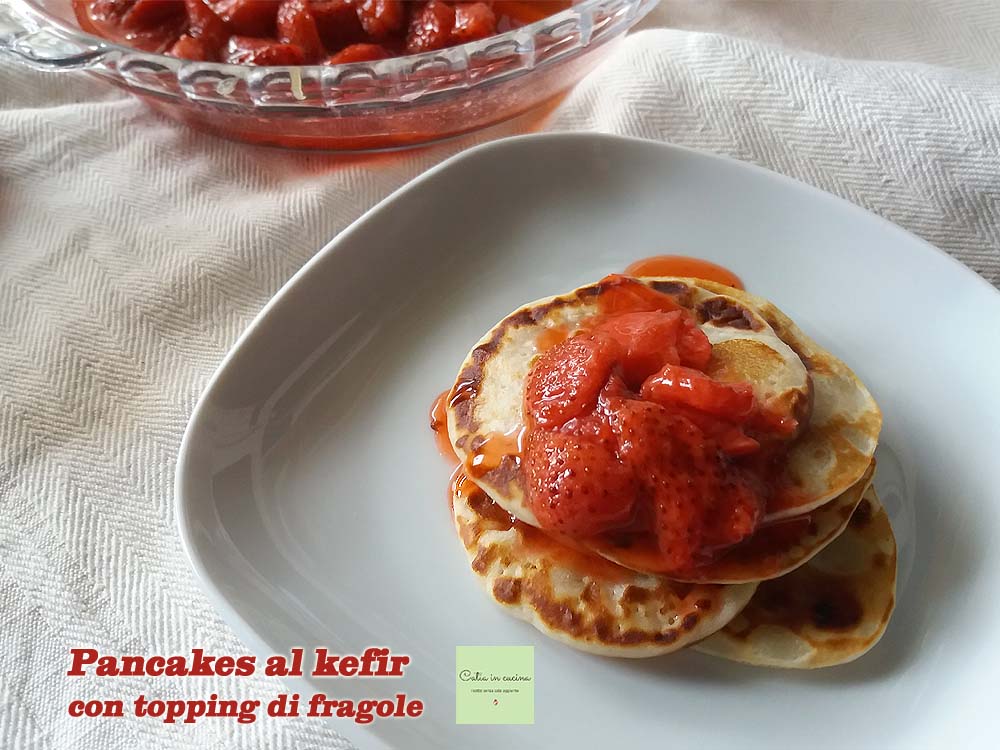 pancakes au kéfir avec garniture de fraises