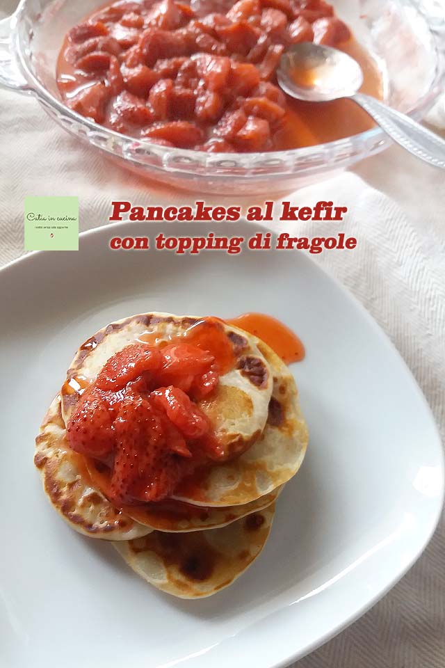 pancakes au kéfir avec garniture de fraises
