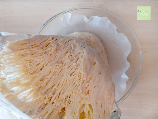 pâte versée dans le moule rond