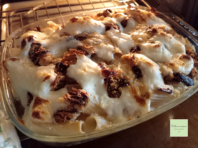 pâtes au four avec chicorée rouge gratinée et gorgonzola juste sorties du four