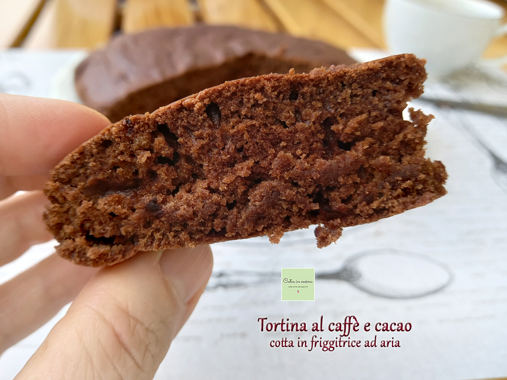 petite tourte au café et cacao dans la friteuse à air tranche