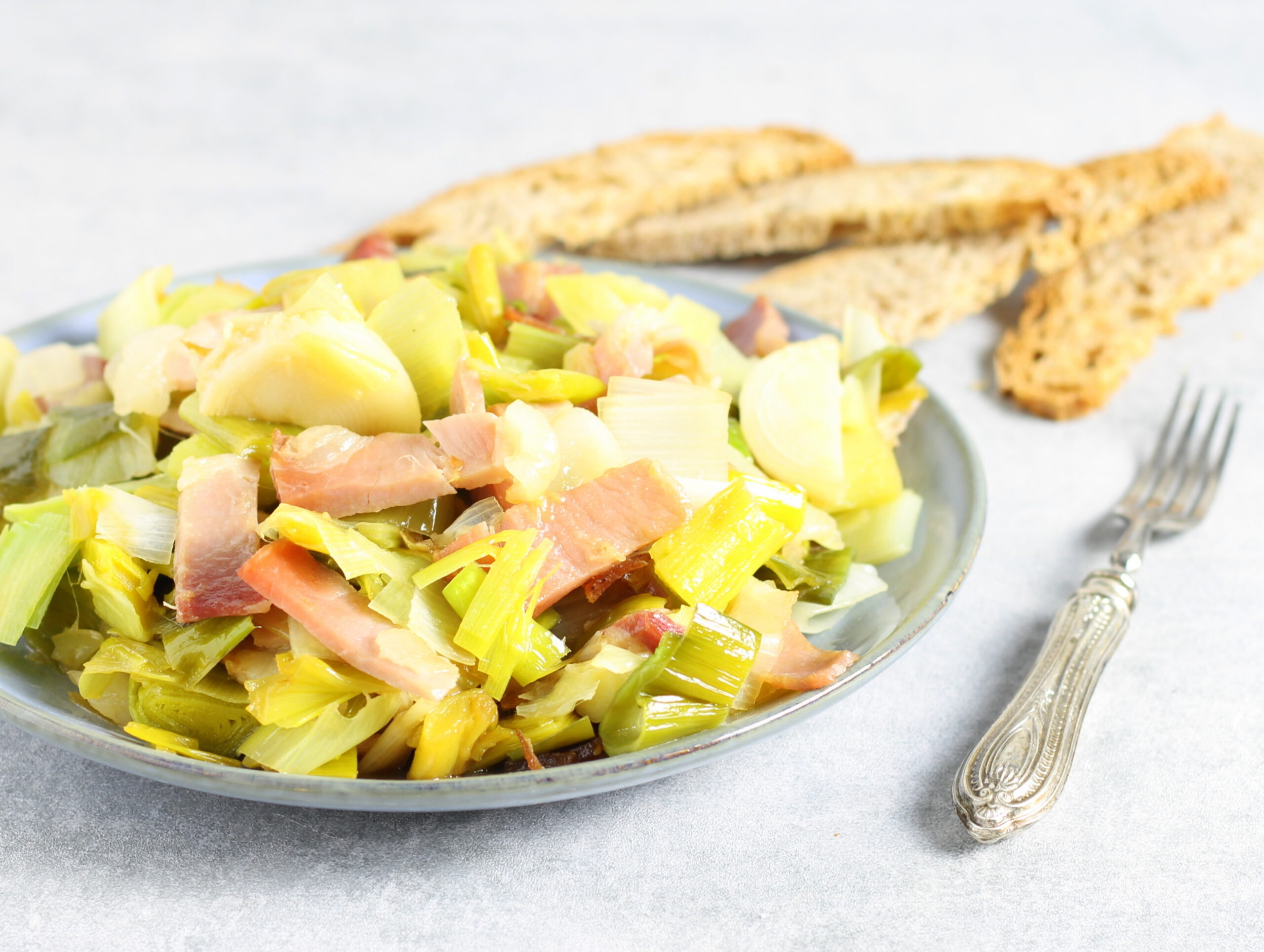 Poireaux et speck à la poêle : une recette zéro déchets