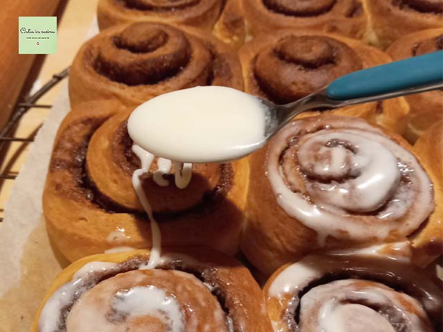 saupoudrer les roulés à la cannelle avec le glaçage
