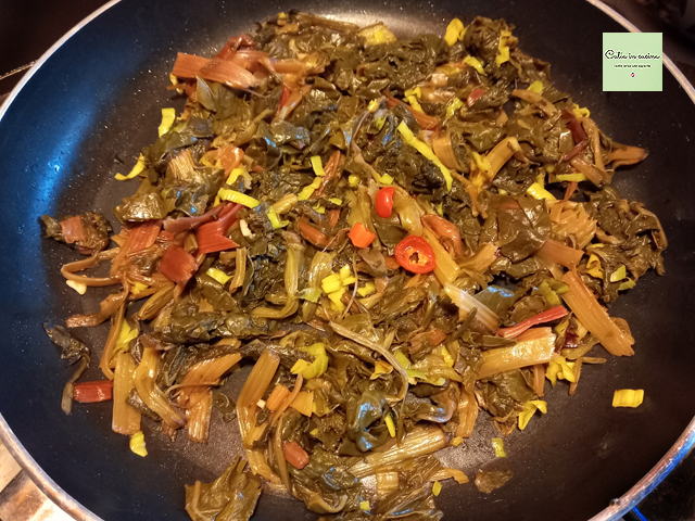 bettes sauvages dans la poêle