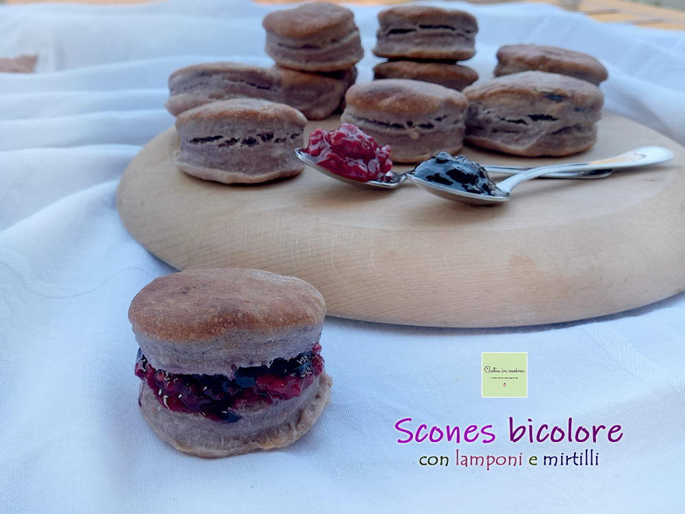 scones bicolores avec myrtilles et framboises