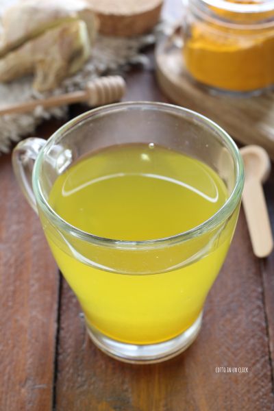 servez la boisson encore chaude avec une tranche de citron