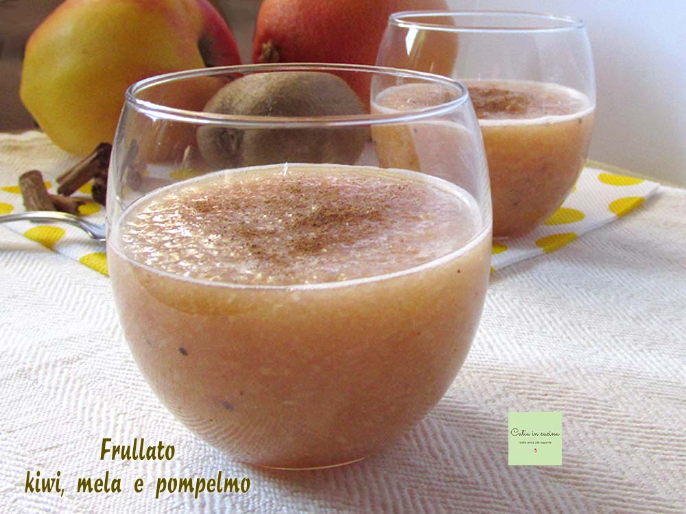 Smoothie frais de kiwi, pomme et pamplemousse rose