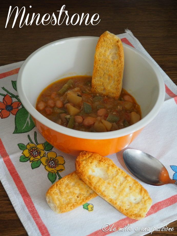 Bol de soupe de légumes avec croûtons