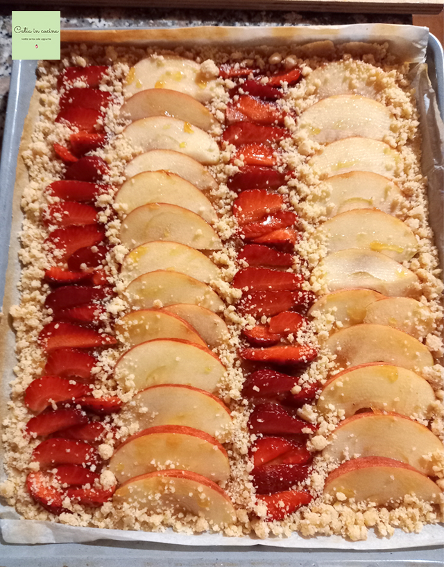 gâteau émietté fraises et pommes à cuire
