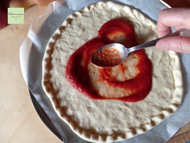 répartir la tomate sur la pâte