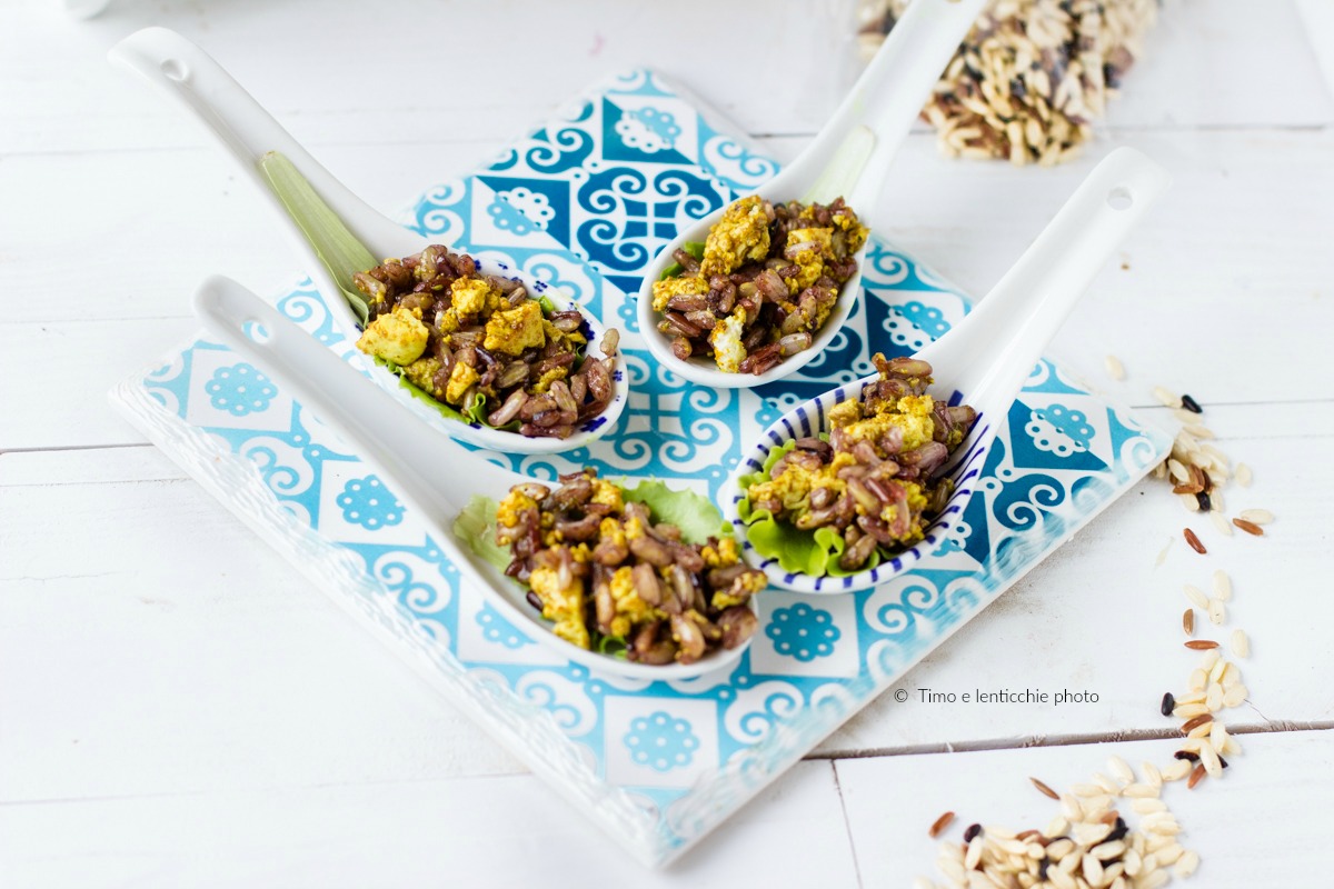 Salade de riz et tofu brouillé