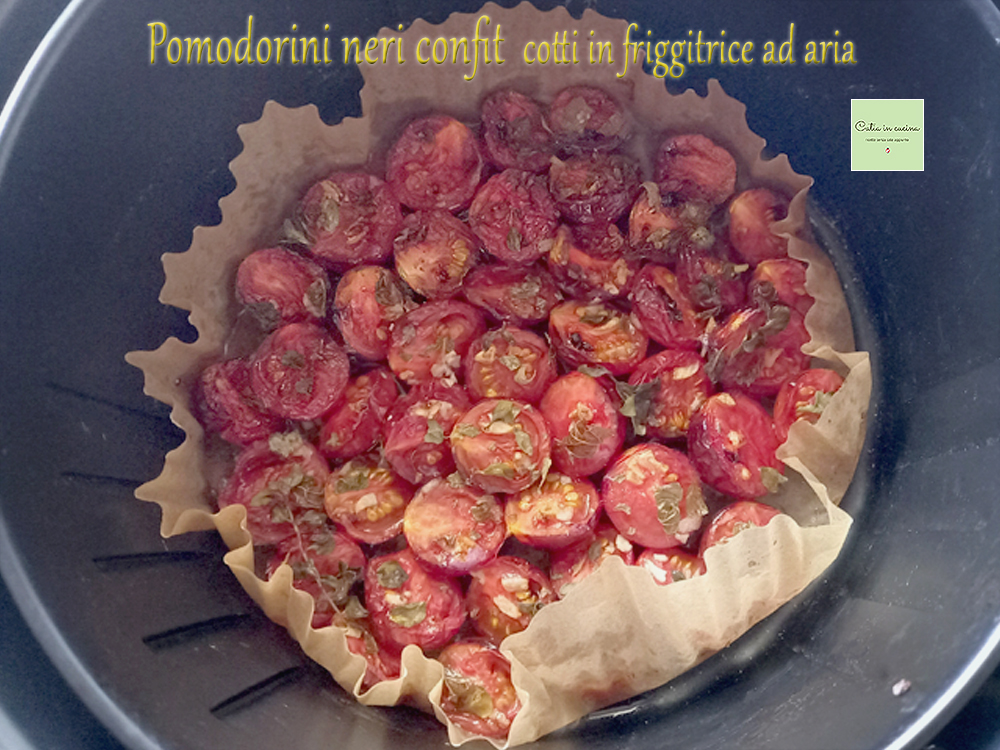 tomates cerises noires confites dans une friteuse à air