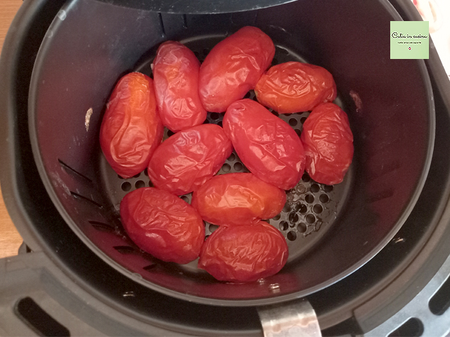 cuire les tomates dans la friteuse à air