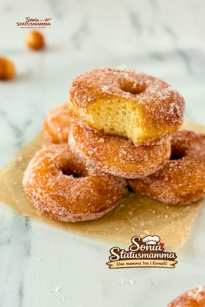 Beignets de Carnaval recouverts de sucre aussi bons que ceux du café