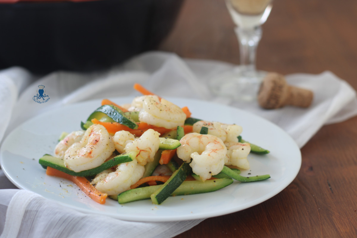 Crevettes avec courgettes et carottes, cuisson au wok