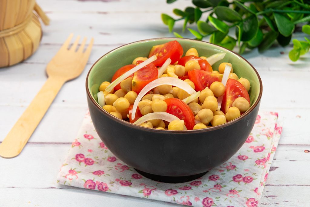 Salade de pois chiches avec tomates cerises et oignons