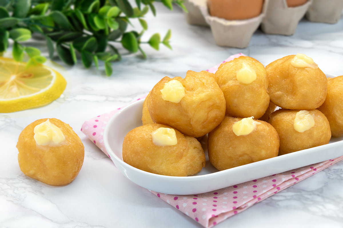 Beignets de carnaval avec crème au citron