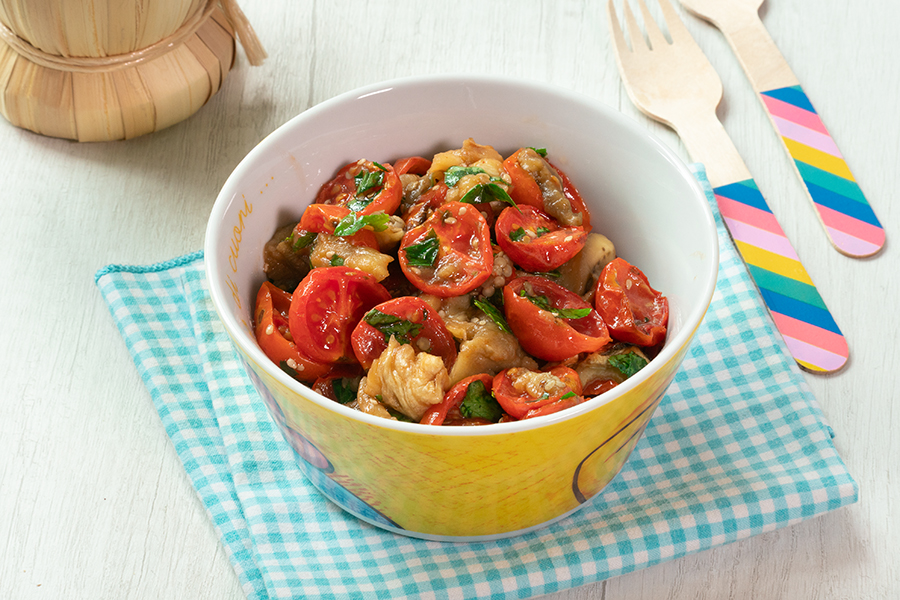 Accompagnement d&rsquo;aubergines et tomates cerises à la friteuse à air