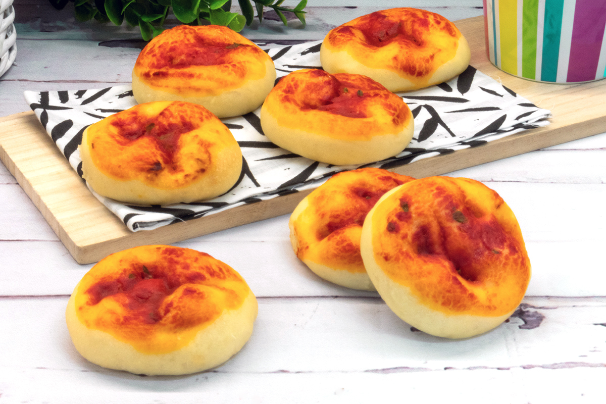 Petites pizzas rouges moelleuses