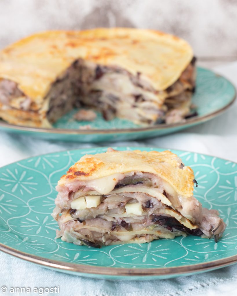 Part de gratin de crêpes avec radicchio tardif