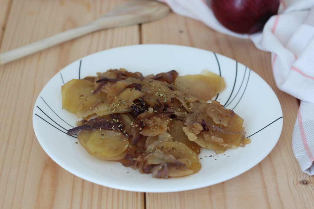 pommes de terre et oignon rouge mijotés à la poêle