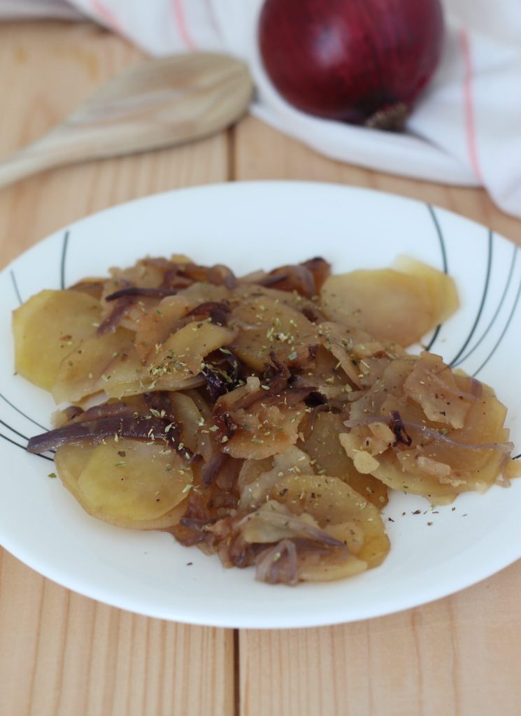 pommes de terre et oignon rouge mijotés à la poêle