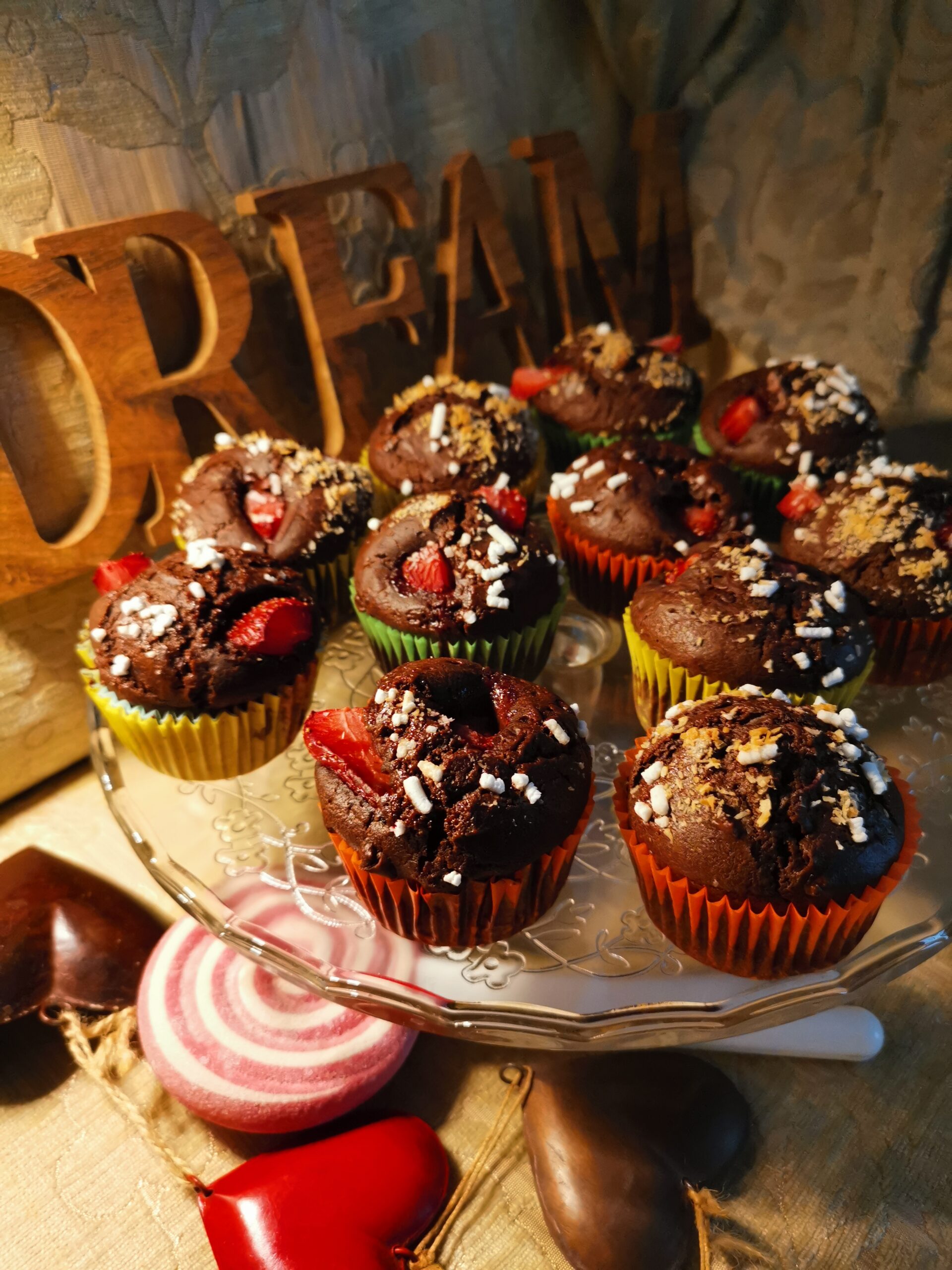 Muffin au cacao, pépites de chocolat, fraises et cannelle