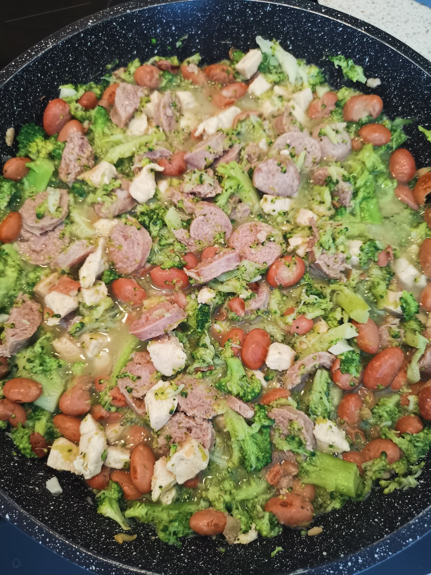 Poulet saucisse brocolis et haricots borlotti