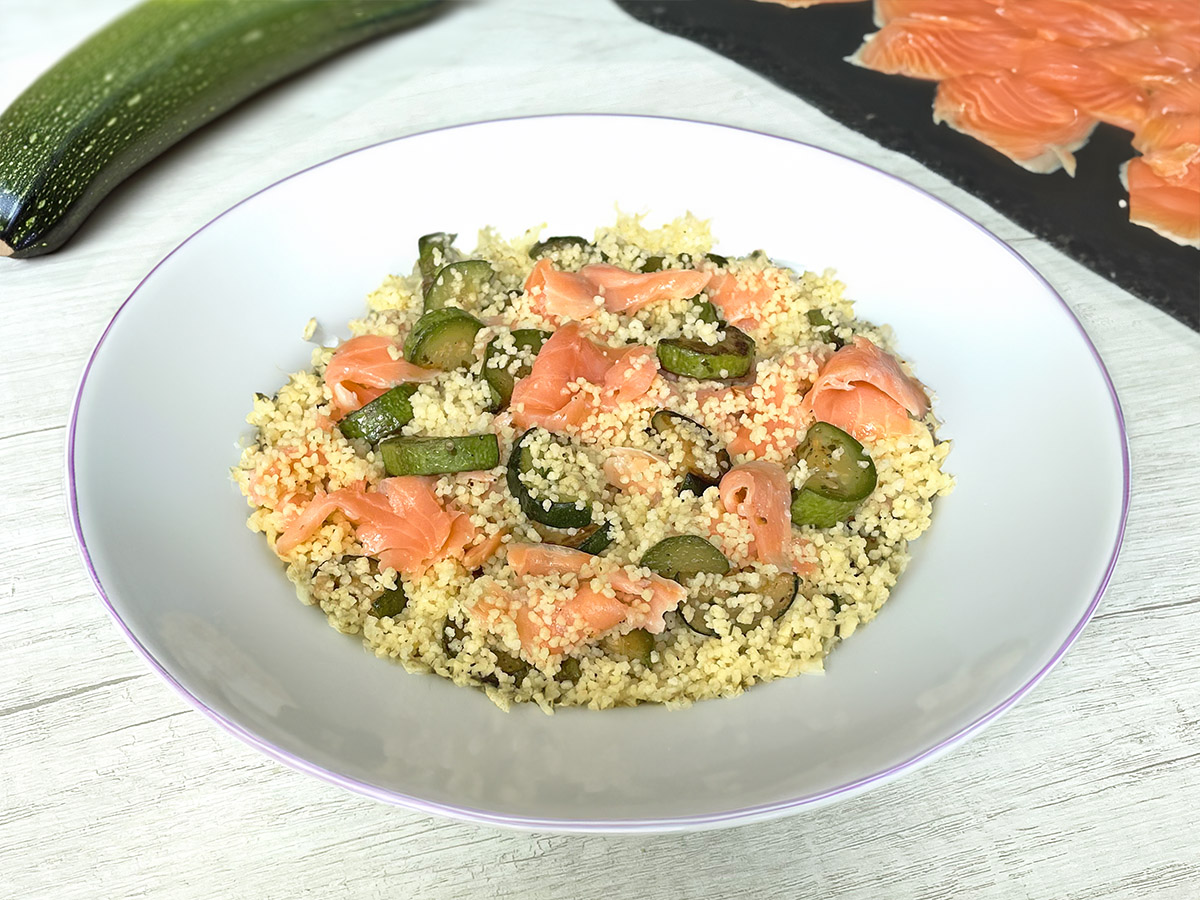 Cous cous froid avec saumon et courgettes