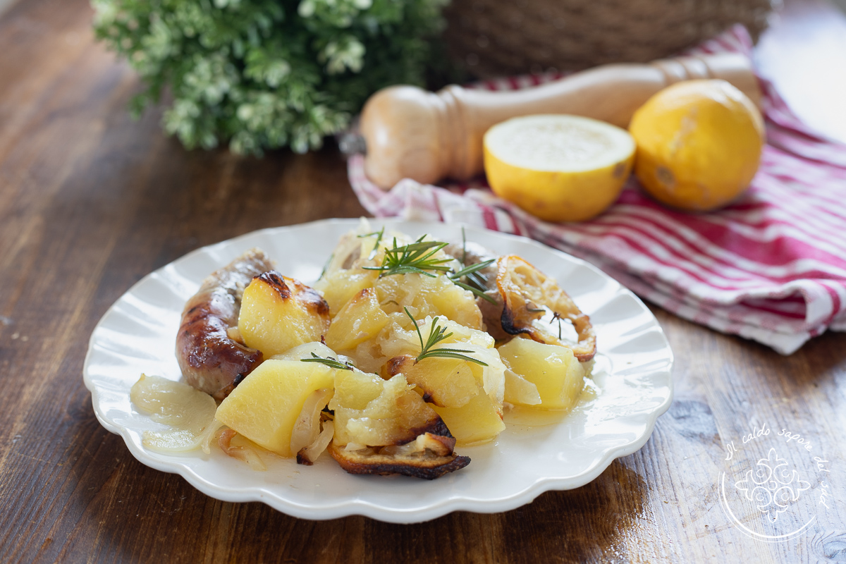 Saucisse au four avec pommes de terre, oignons et citron