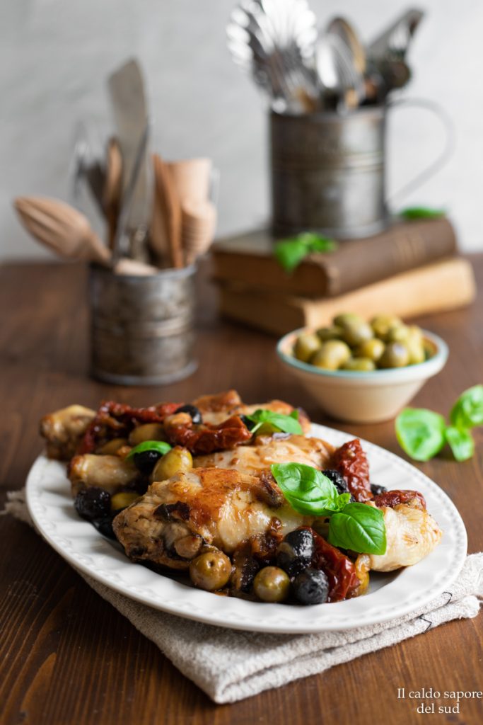 Poulet à la méditerranéenne à la poêle avec olives noires et tomates séchées