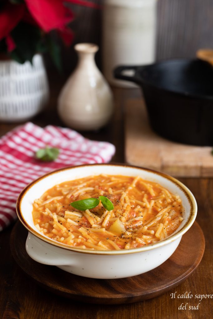 Minestra di pasta cipolla pomodoro e patate