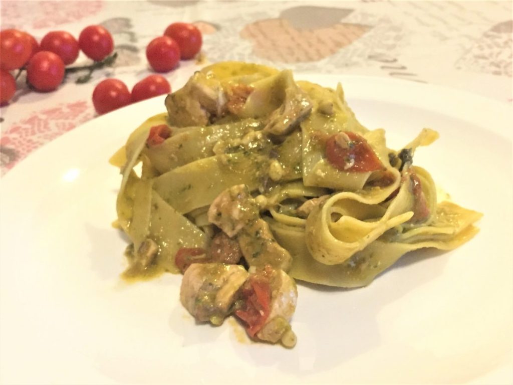 pappardelles avec pesto rouge et espadon