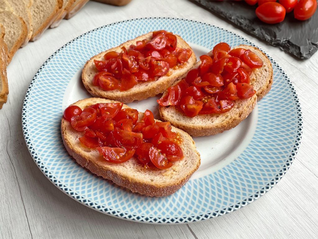 Bruschette aux tomates cerises en friteuse à air