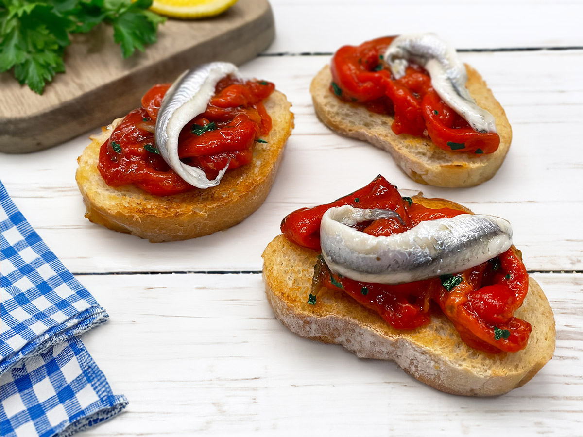 Crostini aux poivrons et anchois marinés