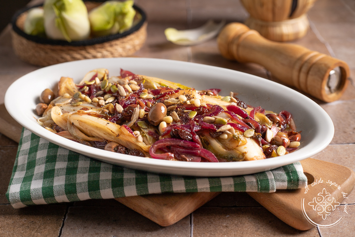 Endive belge en sucré-salé aux oignons et aux olives