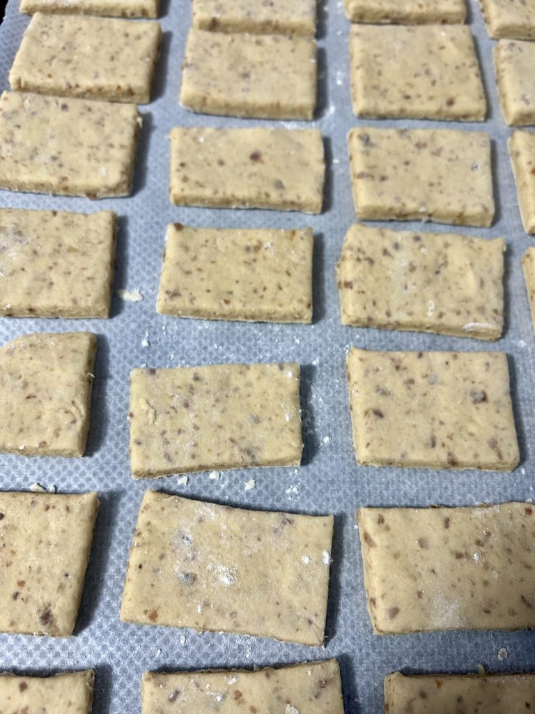 préparation biscuits moelleux aux dattes sans sucre étalés avec le rouleau