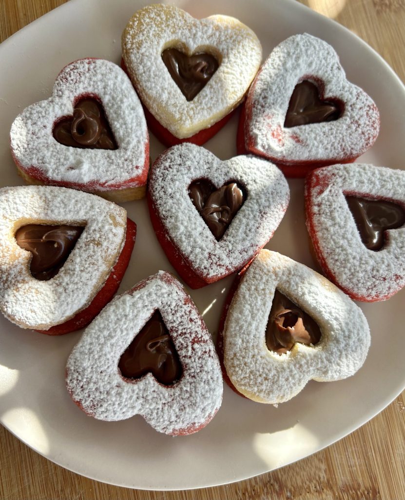 Biscuits de pâte sablée fourrés et bicolores prêts