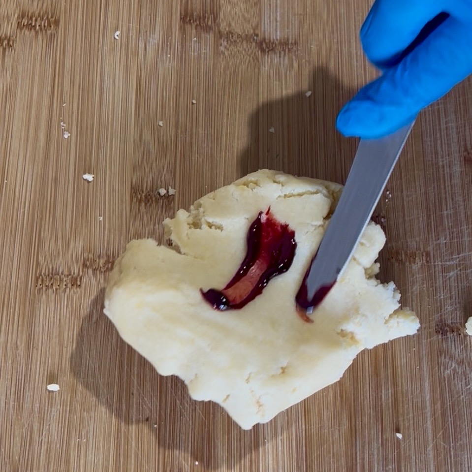 Pâte sablée colorée rouge sans repos