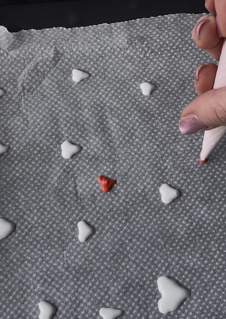 décorations en cœur sur papier sulfurisé pour roulé décoré