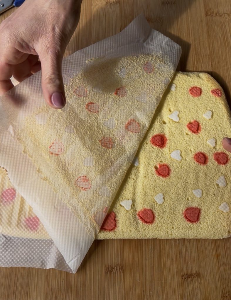 roulé décoré avec cœurs après cuisson